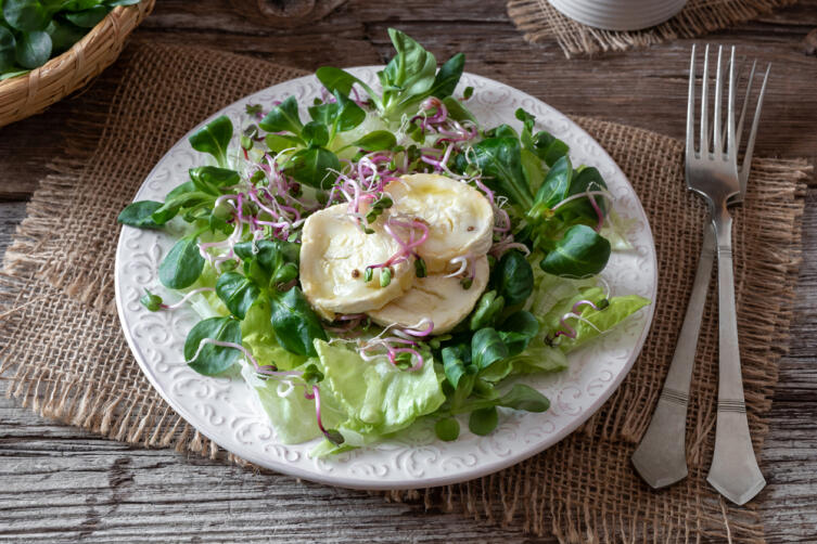 Как приготовить на новогодний стол салат с валерианой?