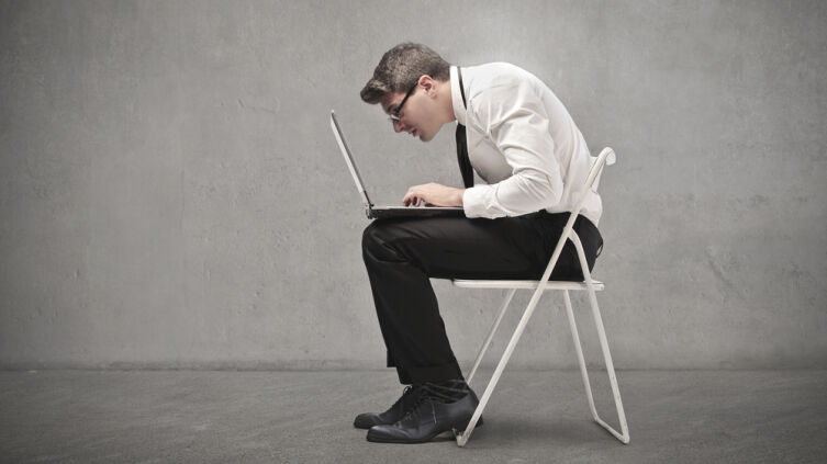 Ортопедическое кресло или обычный стул. Как подарить подростку здоровую осанку?