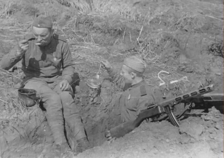 Расчет советских бронебойщиков принимает пищу в окопе Расчет советских бронебойщиков принимает пищу в окопе