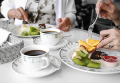 Завтрак устраивается в двенадцать или в час дня...