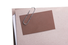 Мысль согнуть проволоку в несколько раз и попробовать скрепить полученным приспособлением несколько бумаг, пришла в голову сразу трем людям. Но только один человек вошел в историю как изобретатель скрепки.