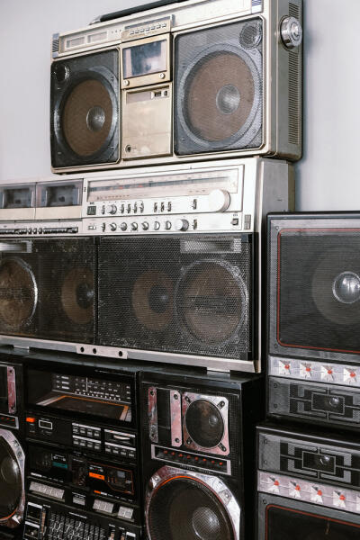 Для чего на старой аудиотехнике предназначена кнопка «Интим»? Для чего на старой аудиотехнике предназначена кнопка «Интим»?