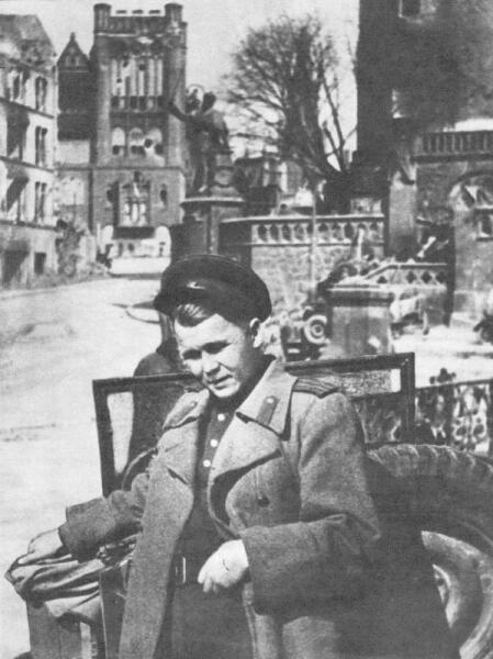 Специальный корреспондент, поэт редакции газеты «Красноармейская правда» подполковник Александр Трифонович Твардовский в Кенигсберге после боев за город Специальный корреспондент, поэт редакции газеты «Красноармейская правда» подполковник Александр Трифонович Твардовский в Кенигсберге после боев за город