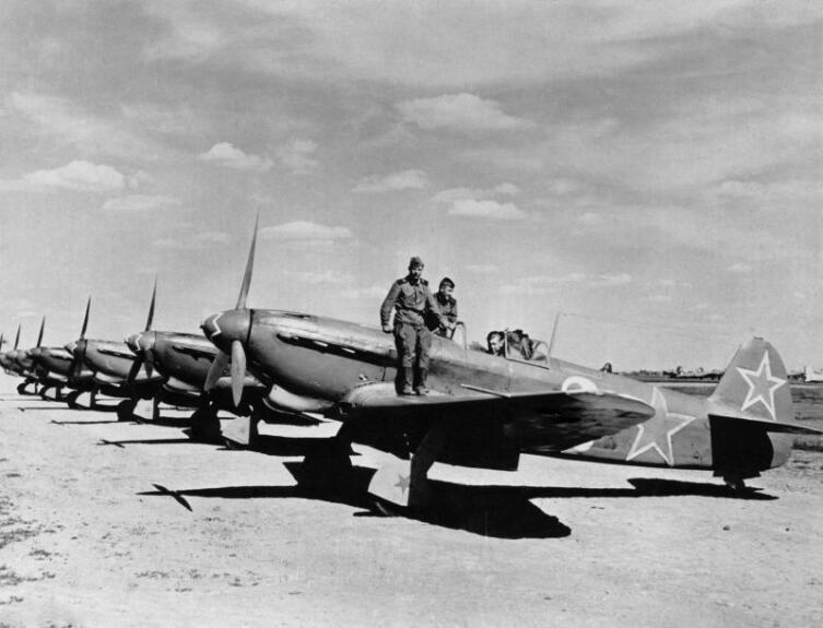 Советские истребители Як-9ДД на аэродроме Фоджа в Италии. Август 1944 г.