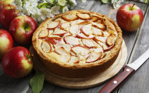 Русская шарлотка: как испечь вкусный пирог с яблоками?