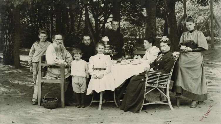 Лев Толстой в кругу семьи, 1892 г.