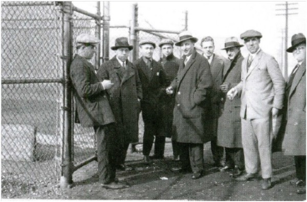 Советские специалисты у завода Форда в Дирбоне, 1929 г.