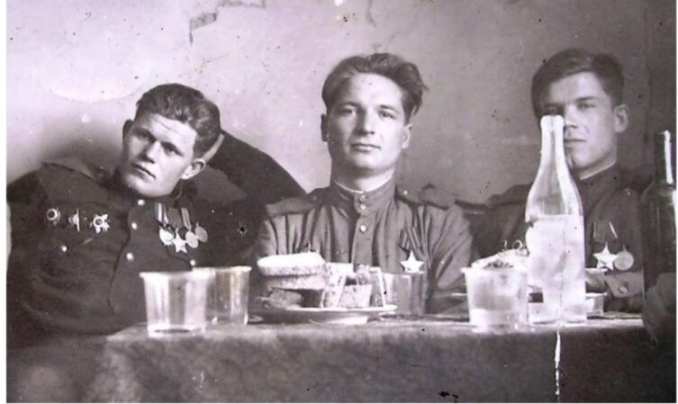 Наркомовские 100 грамм после боя. В центре Николай Бушуев, разведчик, гвардии старшина