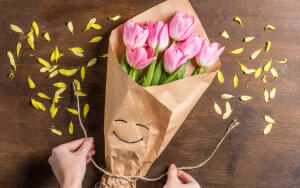 Как продлить жизнь букету роз, тюльпанов и другим цветам в вазе?