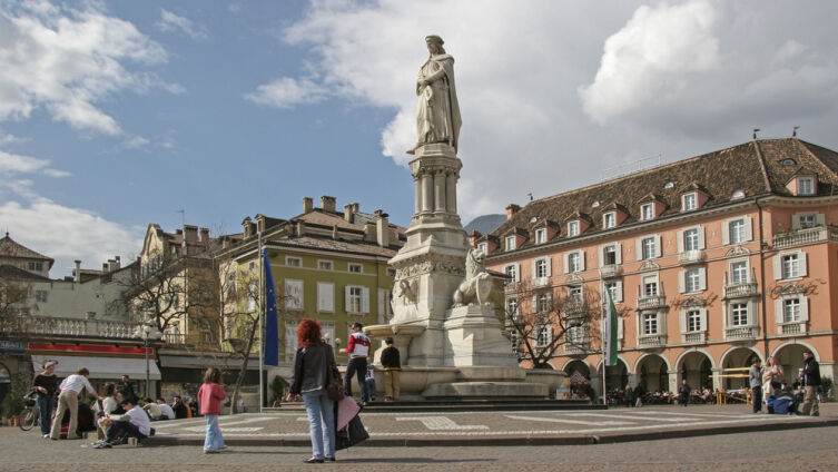 Городская площадь Больцано. Памятник Вальтеру фон дер Фогельвейде
