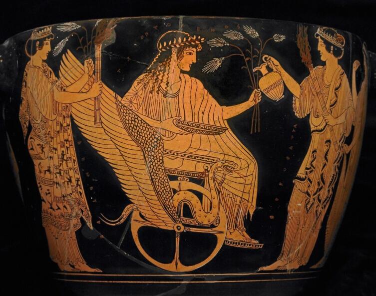 Триптолем получает дар зерна от Деметры (слева) и Персефоны (справа), чтобы он мог учить людей земледелию; живопись на афинском винном Кубке, около 500 — 480 до н. э.