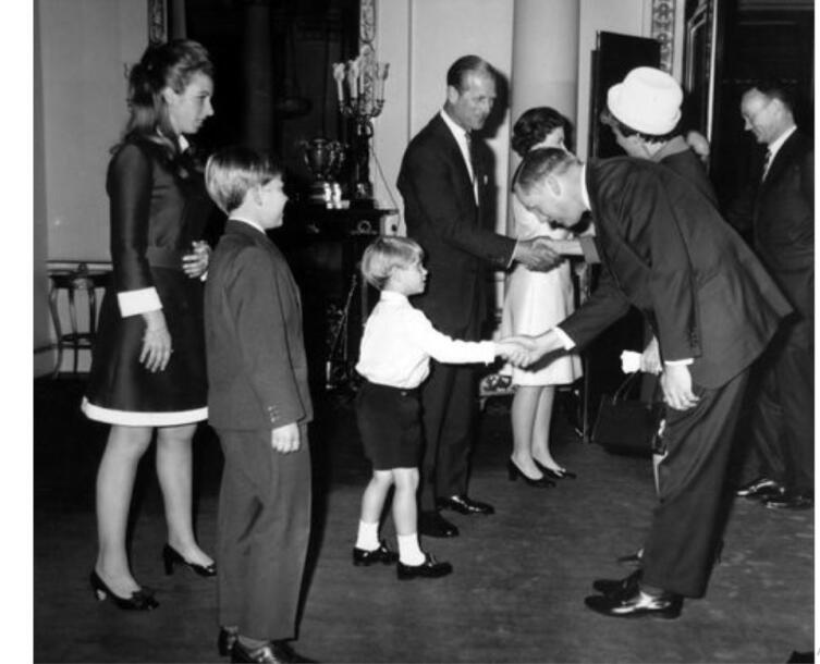 Экипаж «Аполлона-11» в Букингемском дворце Экипаж «Аполлона-11» в Букингемском дворце