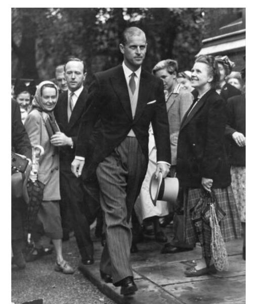 Принц Филипп. Его секретарь и приятель Майкл Паркер сзади Принц Филипп. Его секретарь и приятель Майкл Паркер сзади