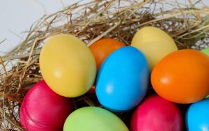 Конечно же, вы можете купить красители и просто покрасить десяток яиц. Но... как же душа светлого праздника?