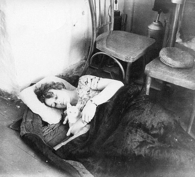 Тетка. С очередным Пушком. Или Белочкой.