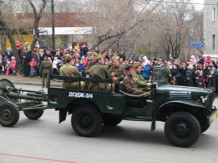 Додж 3/4 буксирует миномет Додж 3/4 буксирует миномет