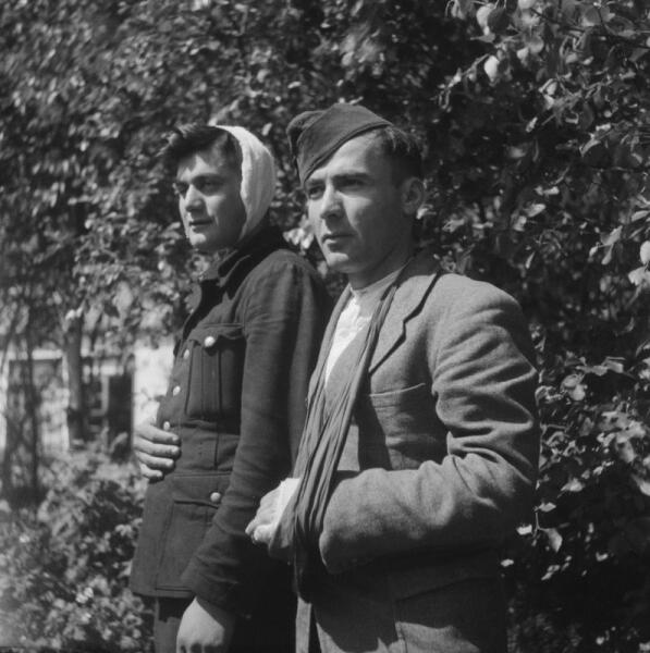 Раненные пленные солдаты грузинского легиона вермахта в лагере на острове Тексел (Texel)