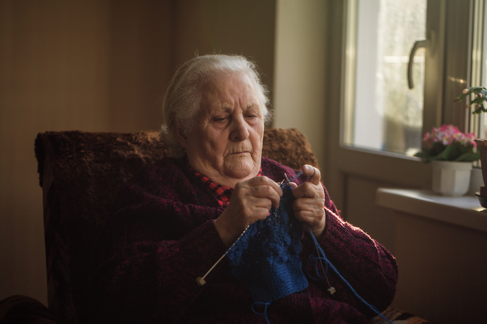 Гроза бабушек. Пожилая женщина вяжет. Воспоминания о бабушке. Бабушка вяжет. Картинка пожилая женщина сидит за столом.