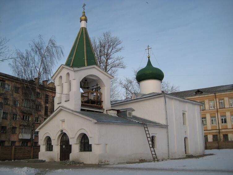 Храм Преполовения Пятидесятницы во Пскове на Спасском подворье