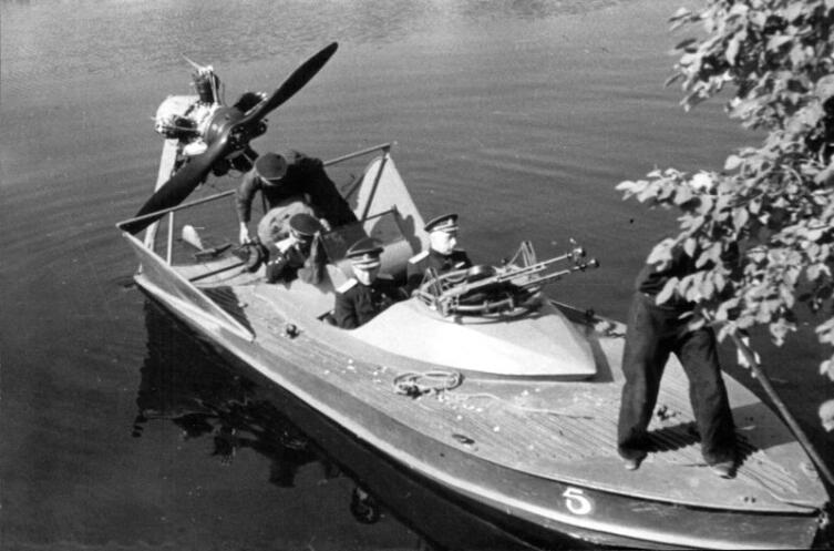 Советские офицеры и экипаж в аэроглиссере типа НКЛ-5 с бортовым №5 из состава Днепровской флотилии Советские офицеры и экипаж в аэроглиссере типа НКЛ-5 с бортовым №5 из состава Днепровской флотилии