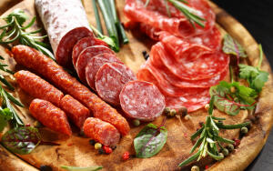 Как правильно выбрать копченую колбасу?