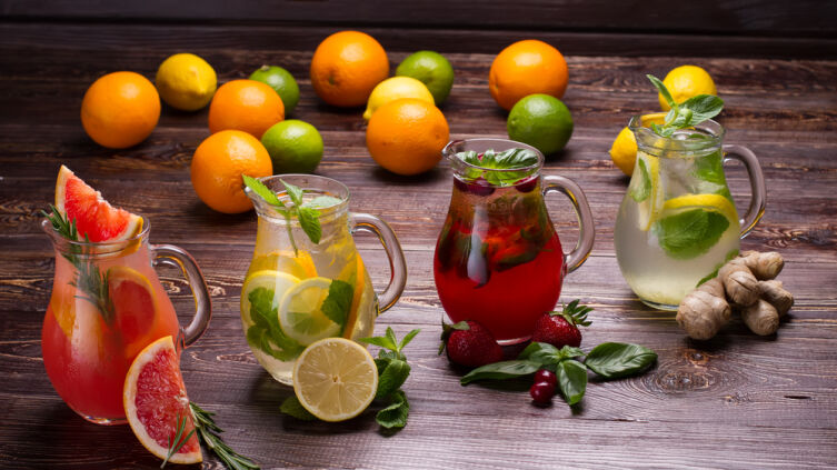 Какие напитки помогут легче переносить летний зной?