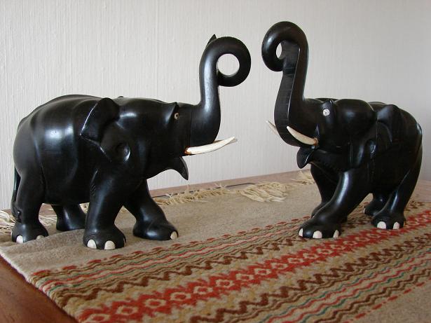 Фигурки слонов из цейлонского эбена