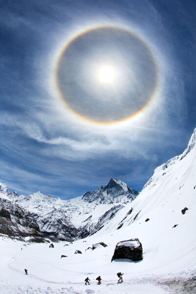Классическое 22-градусное гало вокруг Солнца в Гималаях