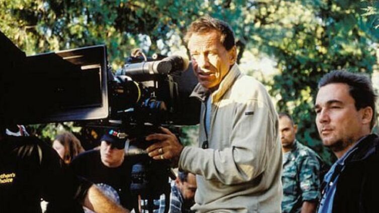 Режиссёр Андрей Кончаловский на съемочной площадке (в центре)