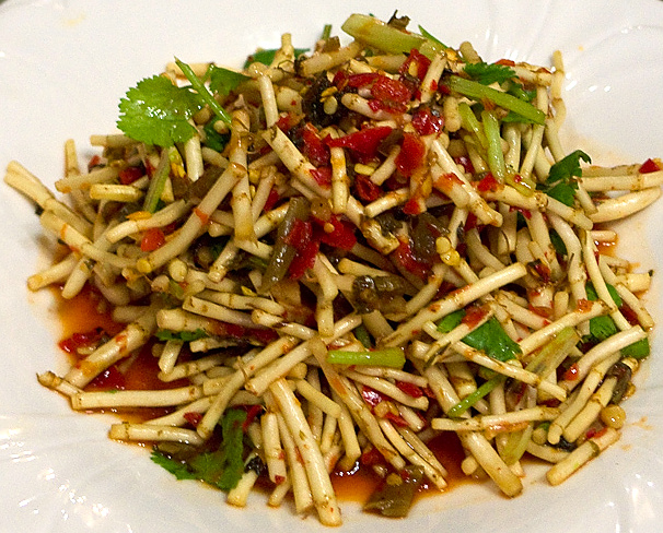 Китайское овощное блюдо из корневищ хауттюйнии со специями
