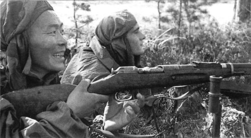 Номоконов на огневой позиции, 1943 год. Оригинальная подпись под фотографией: «Снайперы Номоконов и Канатов — лучшие в своей дивизии»