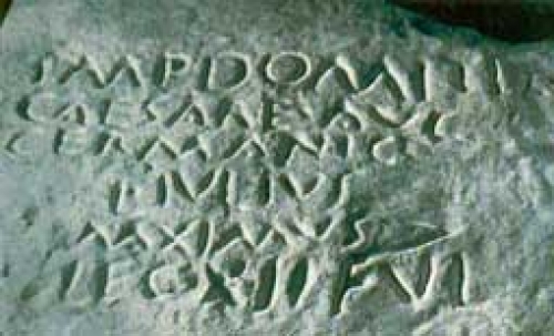Надпись на латыни, у подножья горы Беюк-даш, Гобустан (I в. н.э.)