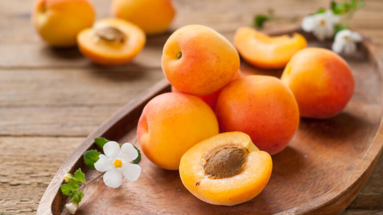 Чем полезны абрикосы и кому можно есть это летнее лакомство?