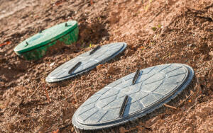 Пластиковые канализационные люки: преимущественные характеристики, особенности выбора