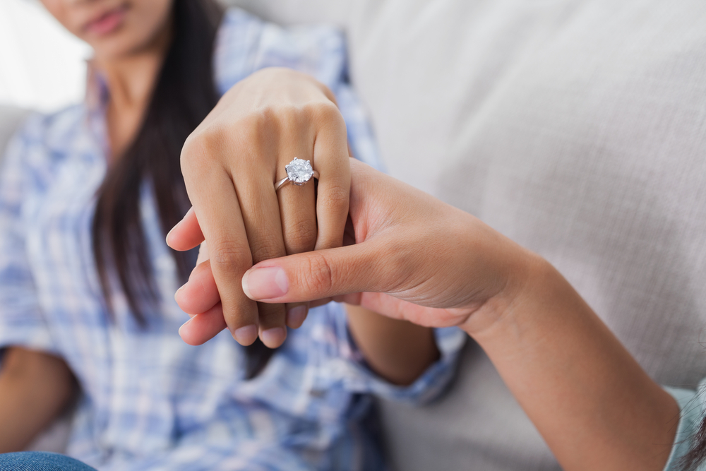 В какую руку делают. Кольцо для предложения. Обручальное кольцо. Девушка с кольцом на пальце. Кольцо для Помолвки.