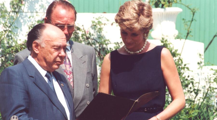 Александр Яковлев вручает принцессе Диане диплом лауреата Международной Леонардо-премии