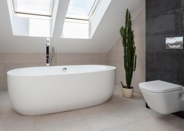 Какие материалы выбрать для отделки потолка в ванной?