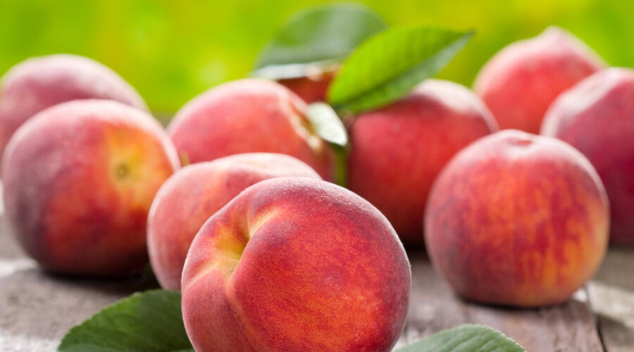 Чем полезны персики и что можно из них приготовить?
