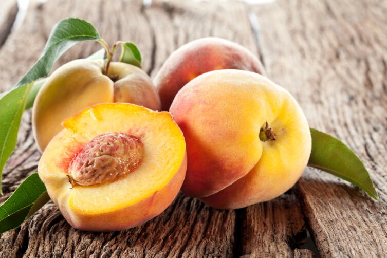 Чем полезны персики и что можно из них приготовить?