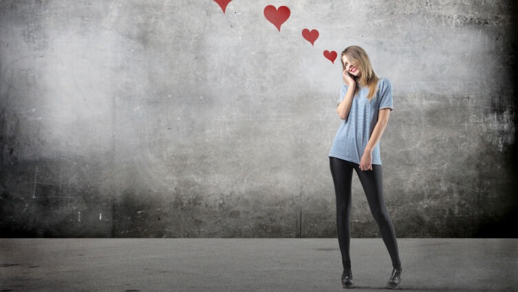 Как ведет себя влюбленная женщина: учимся определять влюбленность по характерным признакам