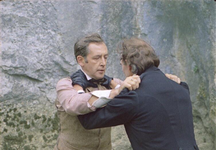 Шерлок Холмс сражается с профессором Мориарти. Кадр из к/ф «Шерлок Холмс и доктор Ватсон: Смертельная схватка», 1980 г.