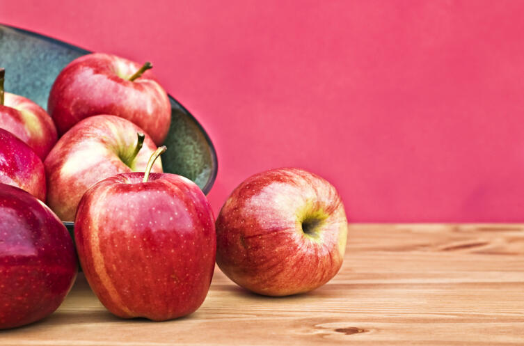 Что можно приготовить из яблок, кроме десерта?