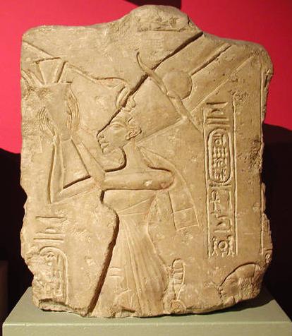 Нефертити приносит подношения Атону
