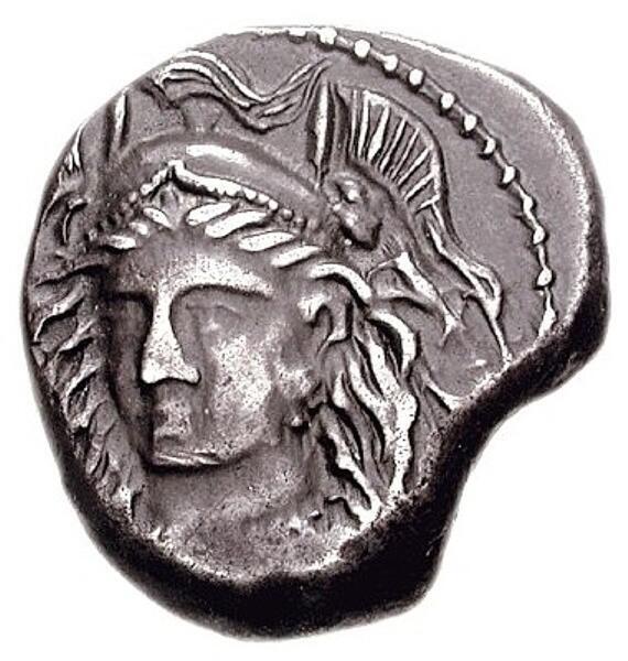Голова Минервы (Афины), серебряная монета из Популонии, Этрурия, (Италия), III в. до н.э. Голова Минервы, повернутая немного влево, в аттическом шлеме с тройным гребнем