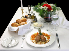 К мясным блюдам, сыру подают красное вино, к рыбе и белому мясу (например, курице) - белое.