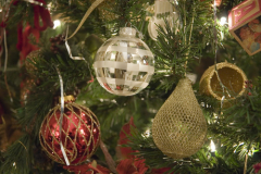 Тот, кто хвалит елку, по традиции получает стакан алкогольного напитка...