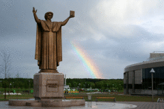 Памятник Франциску Скорине перед зданием Национальной библиотеки