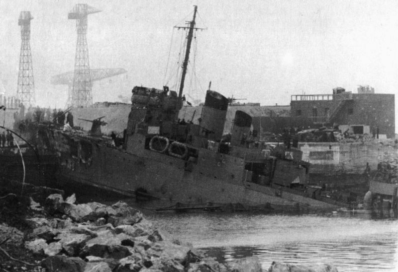 Немцы осматривают врезавшийся в сухой док в Сен-Назере британский эсминец «Кэмпбелтаун», 28.03.1942 г.