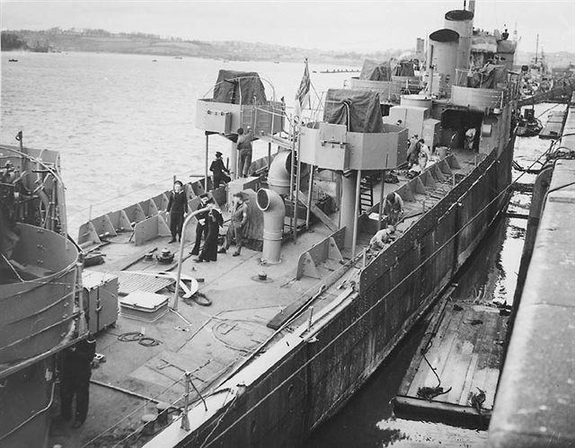 Солдаты английского десанта на борту эсминца «Кэмпбелтаун» в процессе подготовки к рейду на порт Сен-Назера. В ходе подготовки к операции эсминец был серьёзно переоборудован