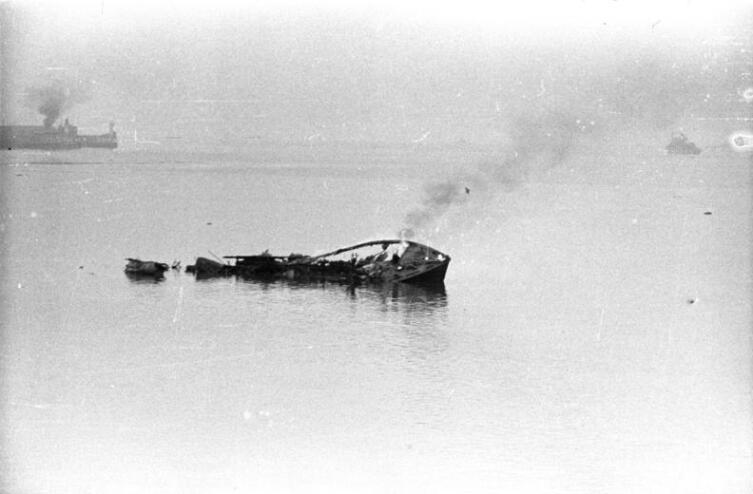 Останки неопознанного моторного катера, 28 марта 1942 г.